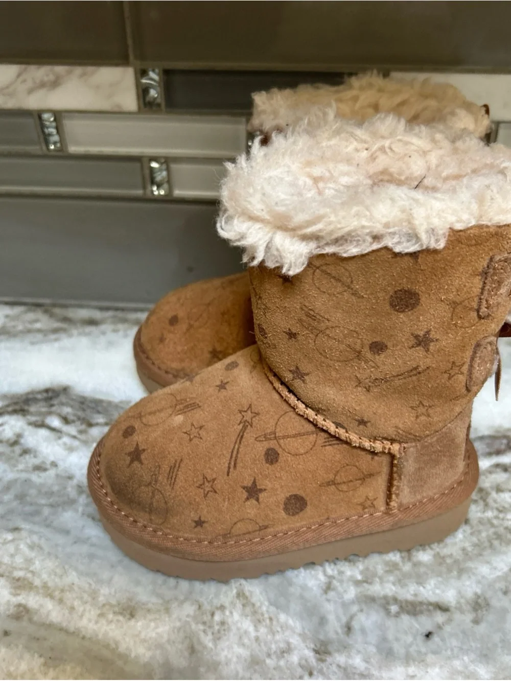 UGG Bailey Bow Moon & Stars Kid’s Boot Size US Sz 6 Toddler Girl Brown Shearling